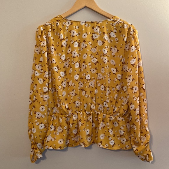 Dynamite Blouse. Floral print. Large. - Picture 2 of 8